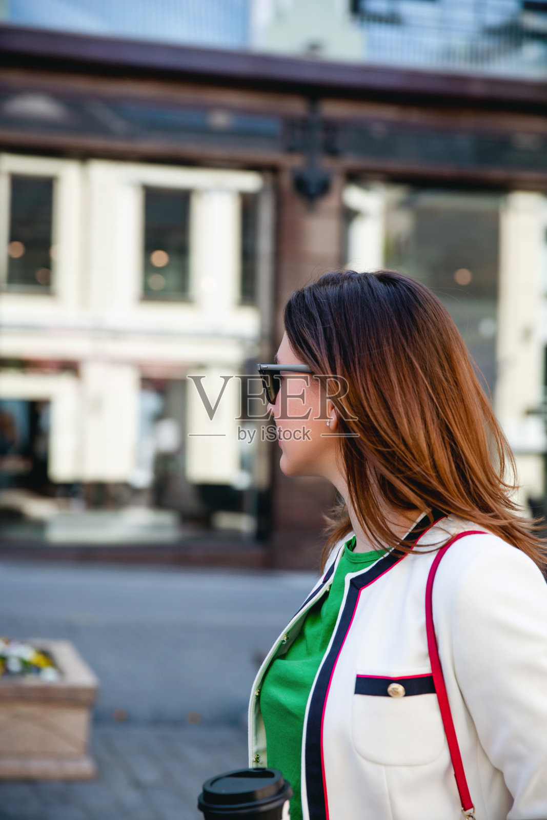 街上一个严肃的年轻女人。照片摄影图片