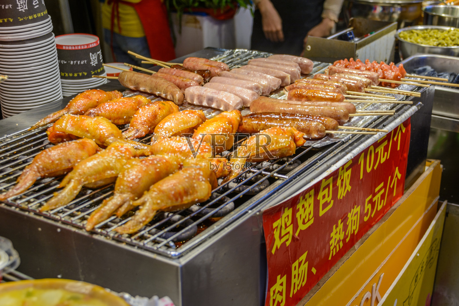 中国的街头食品。场外交易。中国海南省三亚市的一个亚洲海鲜市场里的各种中国新鲜海鲜。铭文:食品名称。照片摄影图片