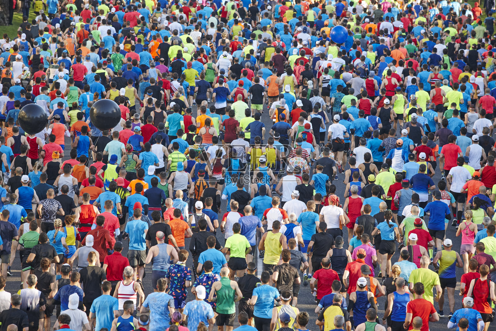 街上的跑步者。运动员在运动。城市的竞争。人群照片摄影图片