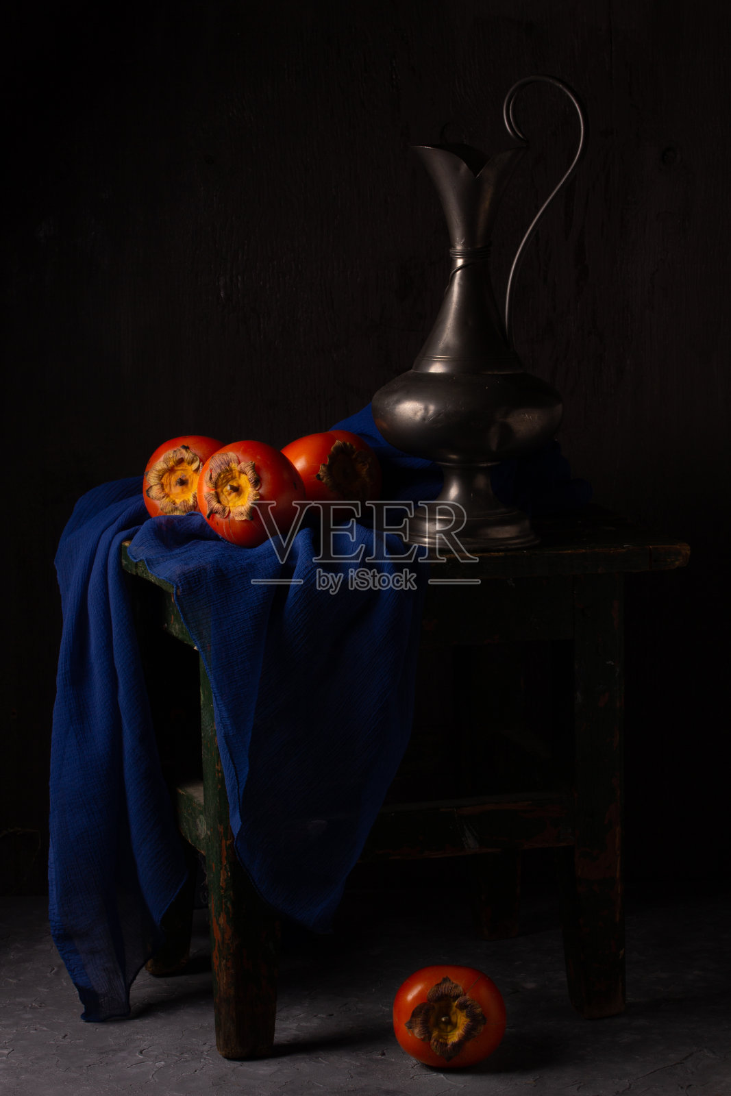 新鲜柿子静物与古董照片摄影图片