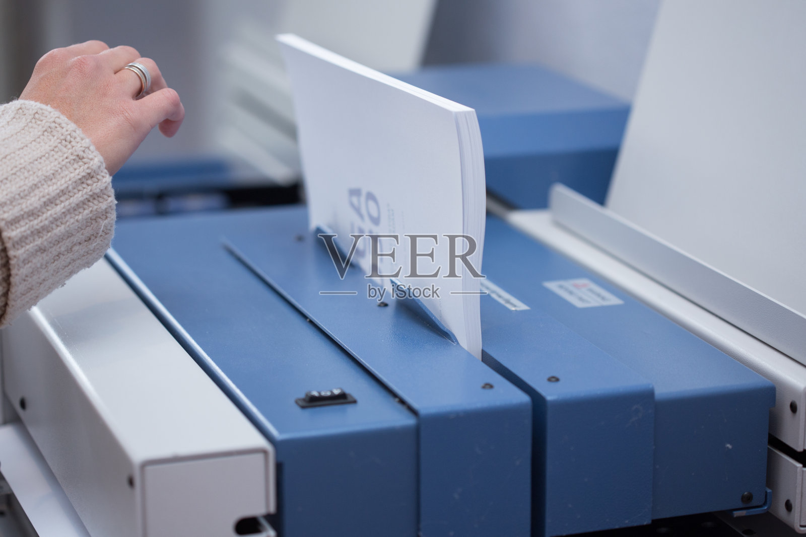 书籍的生产和上胶。照片摄影图片