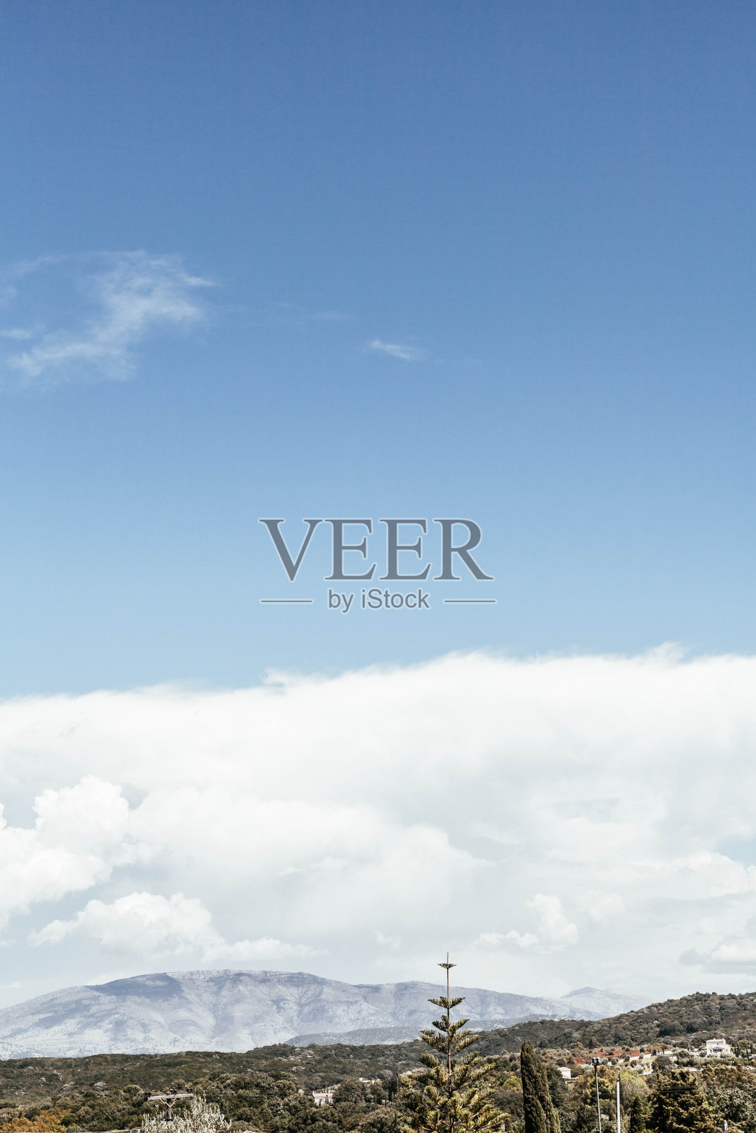 科孚岛的丘陵地貌和天空照片摄影图片