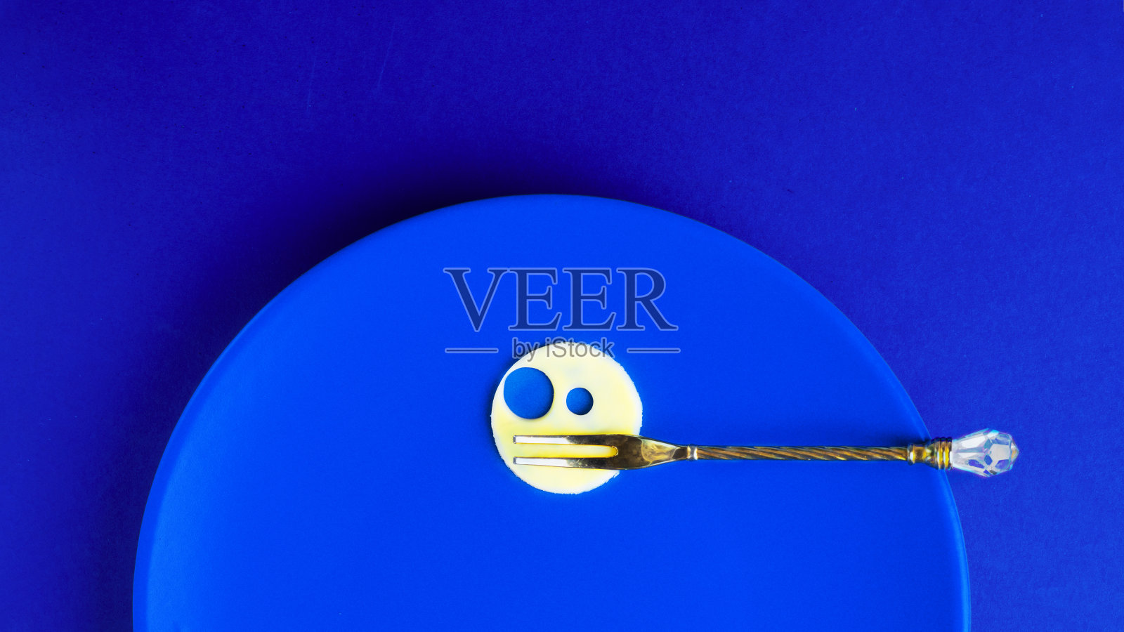 食物概念，圆片的奶酪与两个孔用叉子像微笑的空盘子。带有复制空间的水平横幅。创意乳制品，饮食，健康，菜单。经典，单色，2020年趋势照片摄影图片