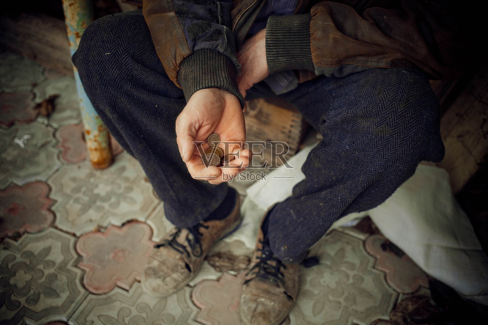 男人伸手要钱。这个国家贫穷的概念。照片摄影图片