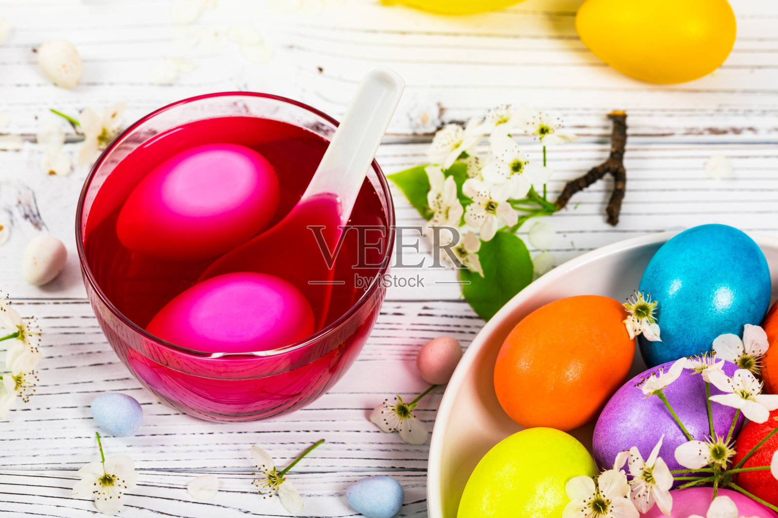 复活节彩蛋的染色过程。准备装饰性的复活节彩蛋。照片摄影图片