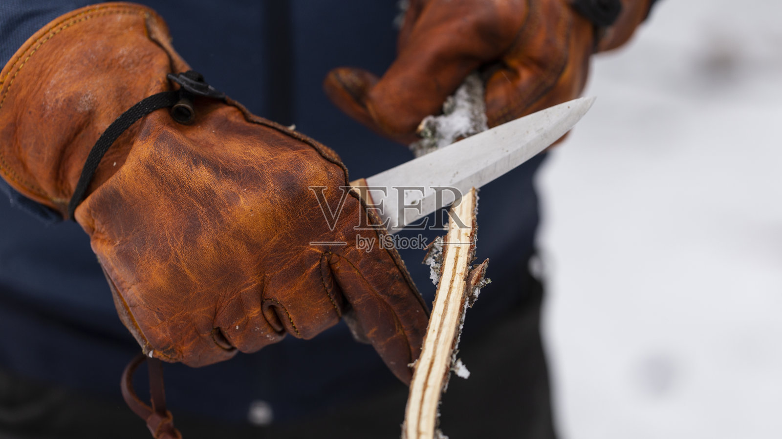 野外生存刀具和皮革手套照片摄影图片