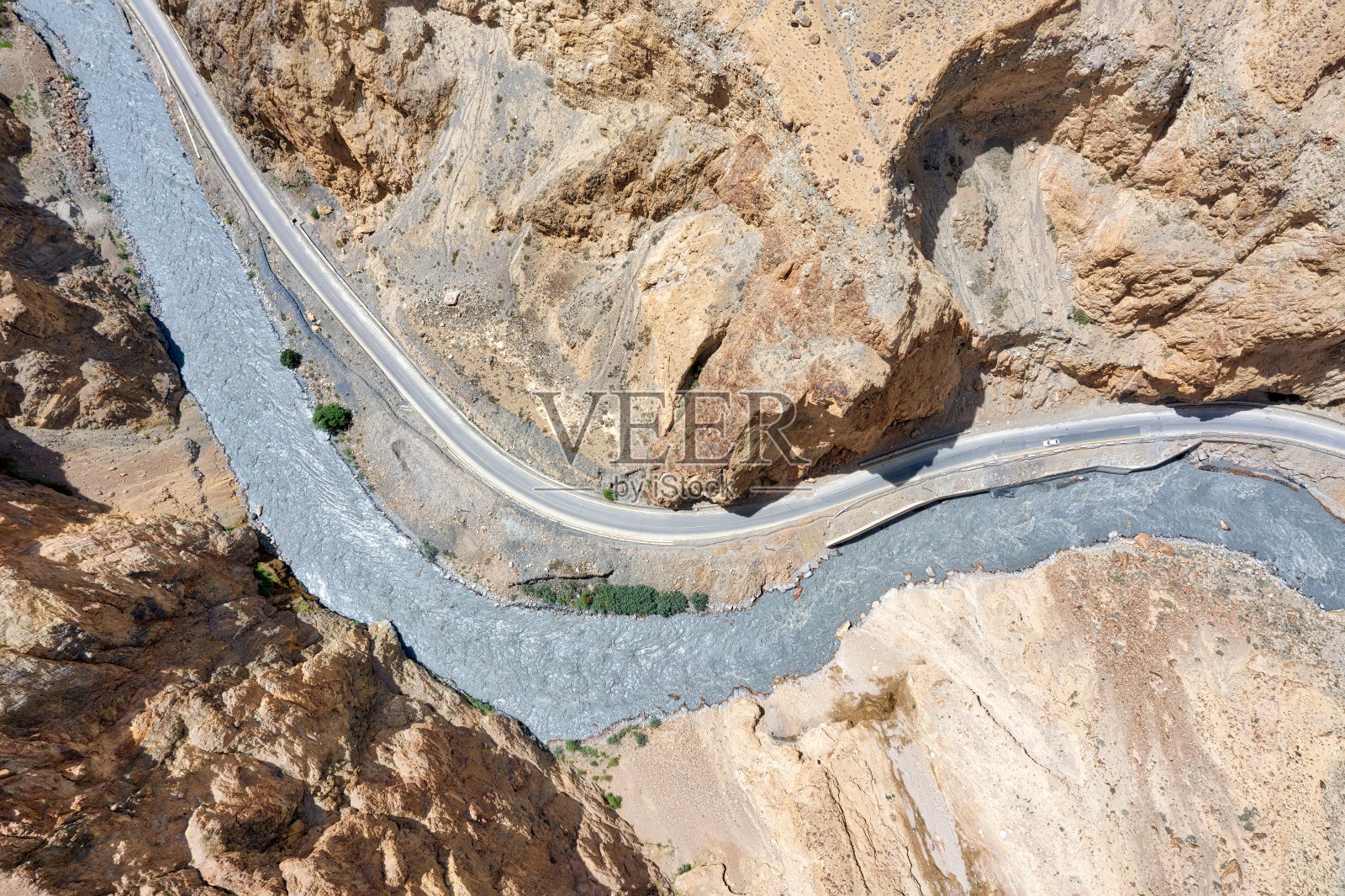 喀喇昆仑公路穿过巴基斯坦北部一个狭窄的山谷，摄于2019年8月照片摄影图片