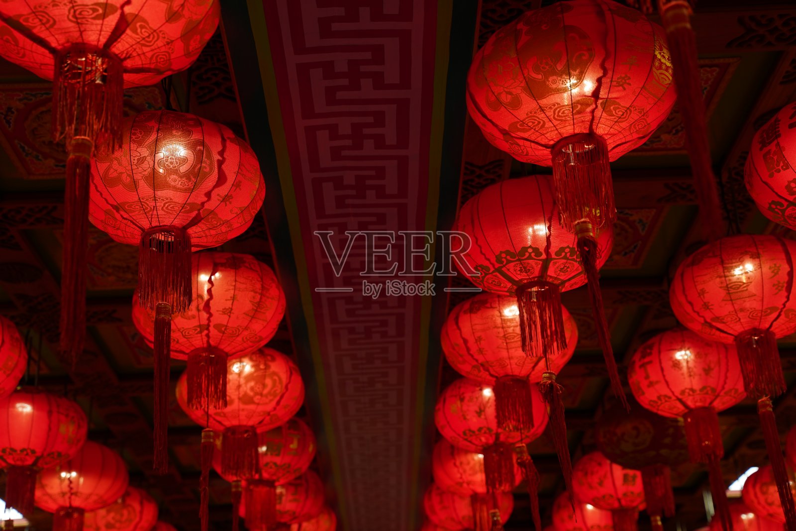 许多被照亮的红色中国灯笼上面有一些汉字照片摄影图片