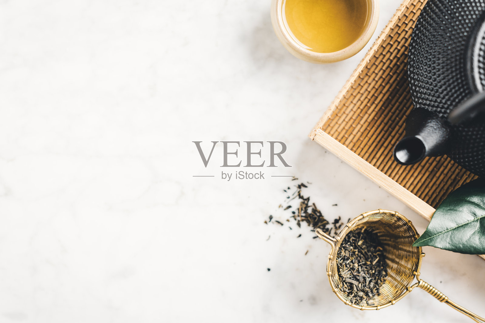 桌上放着茶的茶壶照片摄影图片