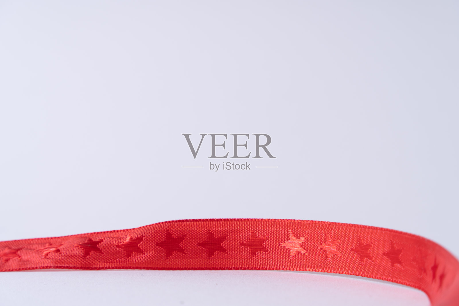 白色背景上的红丝带和星星照片摄影图片