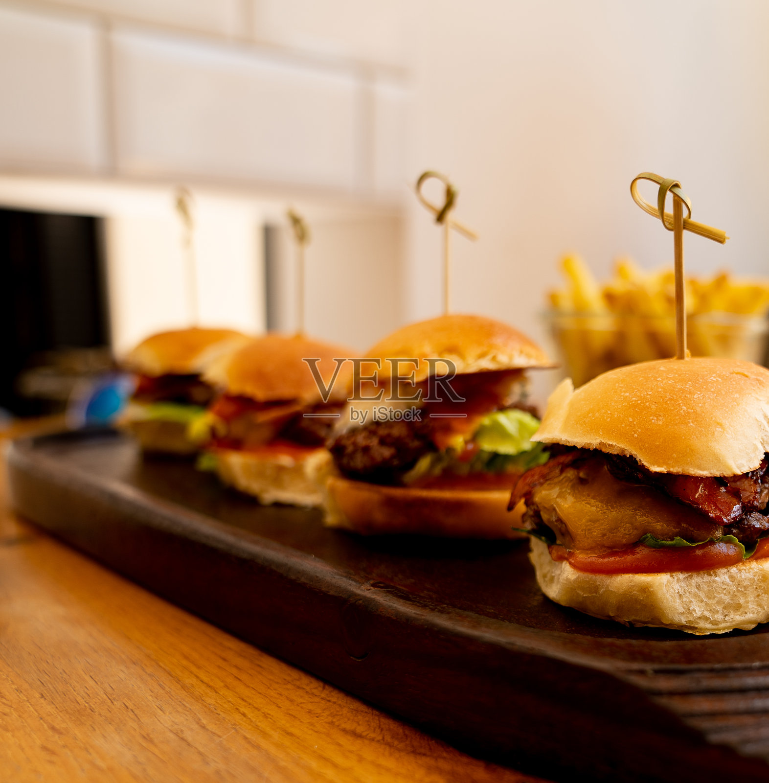 小汉堡在一个木盘子靠近照片摄影图片