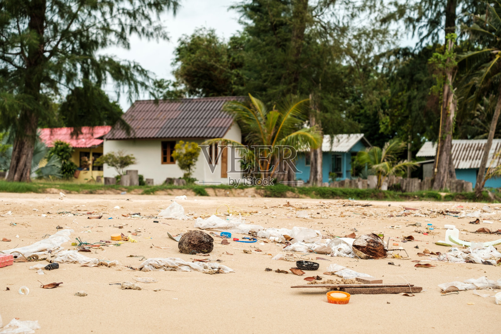 塑料垃圾洒在海滩上。环境污染与生态问题概念照片摄影图片