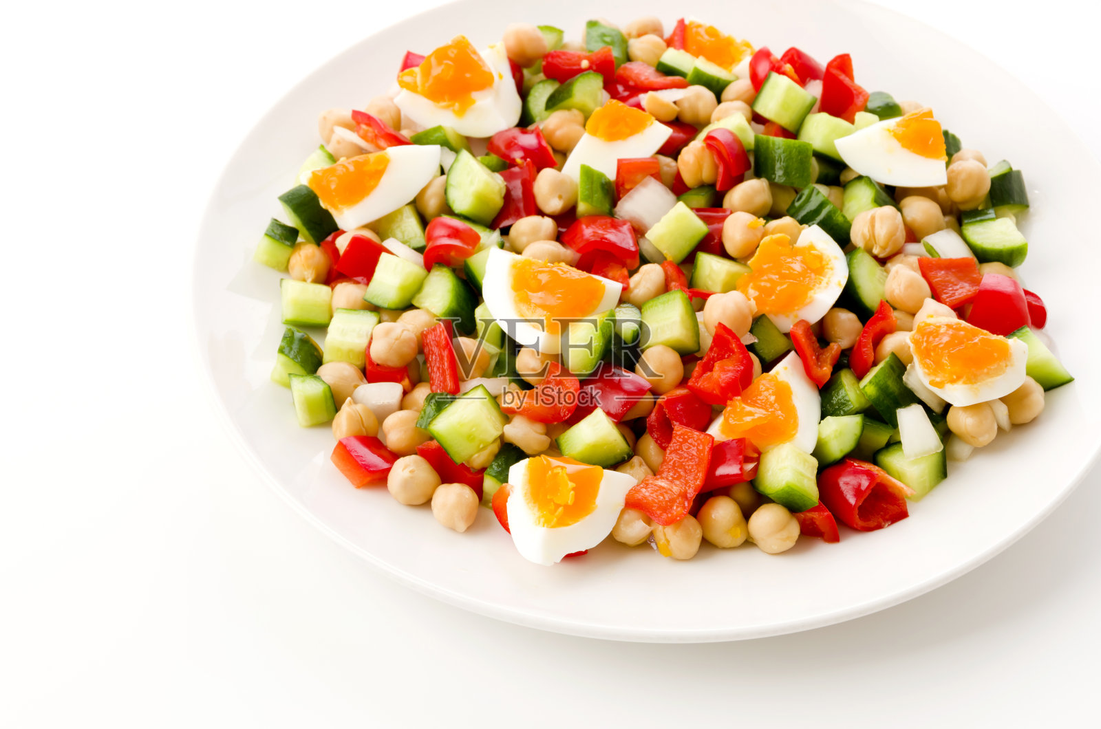 鹰嘴豆沙拉配蔬菜和煮鸡蛋照片摄影图片