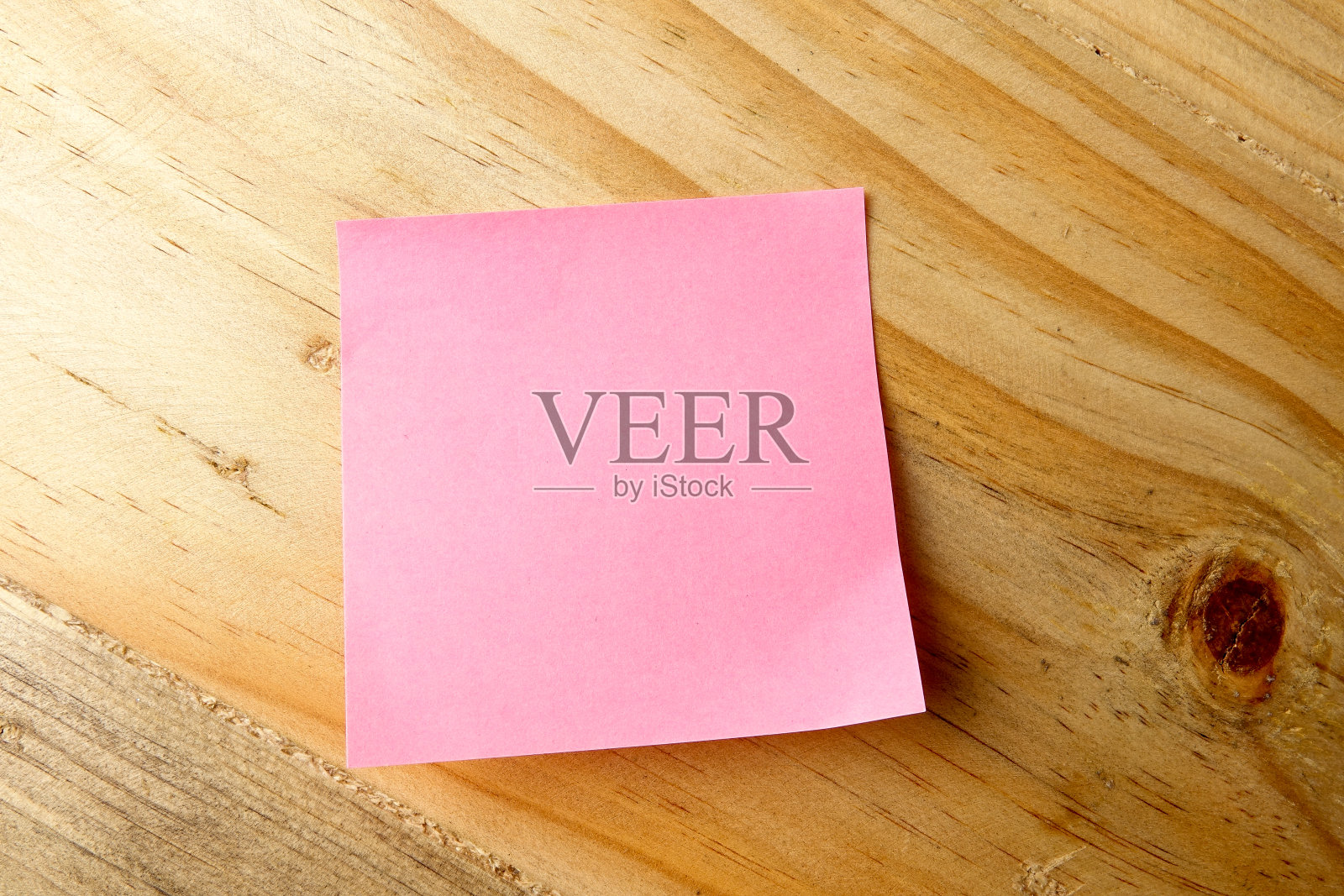 木制桌子上的红色贴纸提醒照片摄影图片