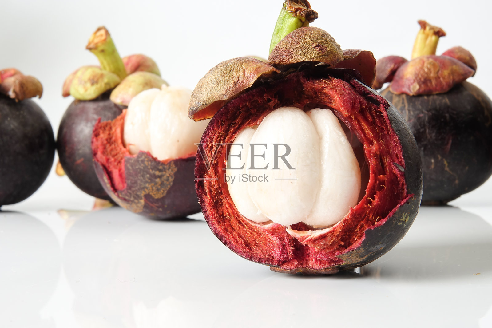 山竹，一种奇异的亚洲水果，孤立在白色的反光。照片摄影图片