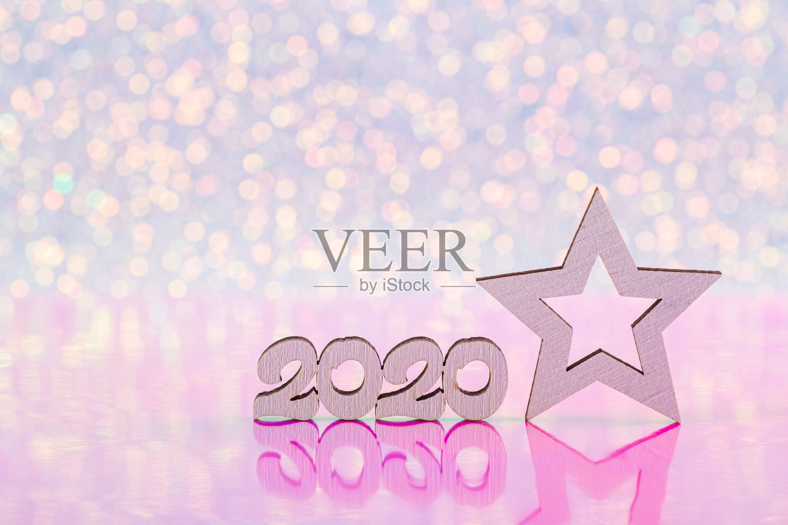 木质图标与2020数字和白色新年明星在白色闪闪发光和粉红色背景与散景照片摄影图片