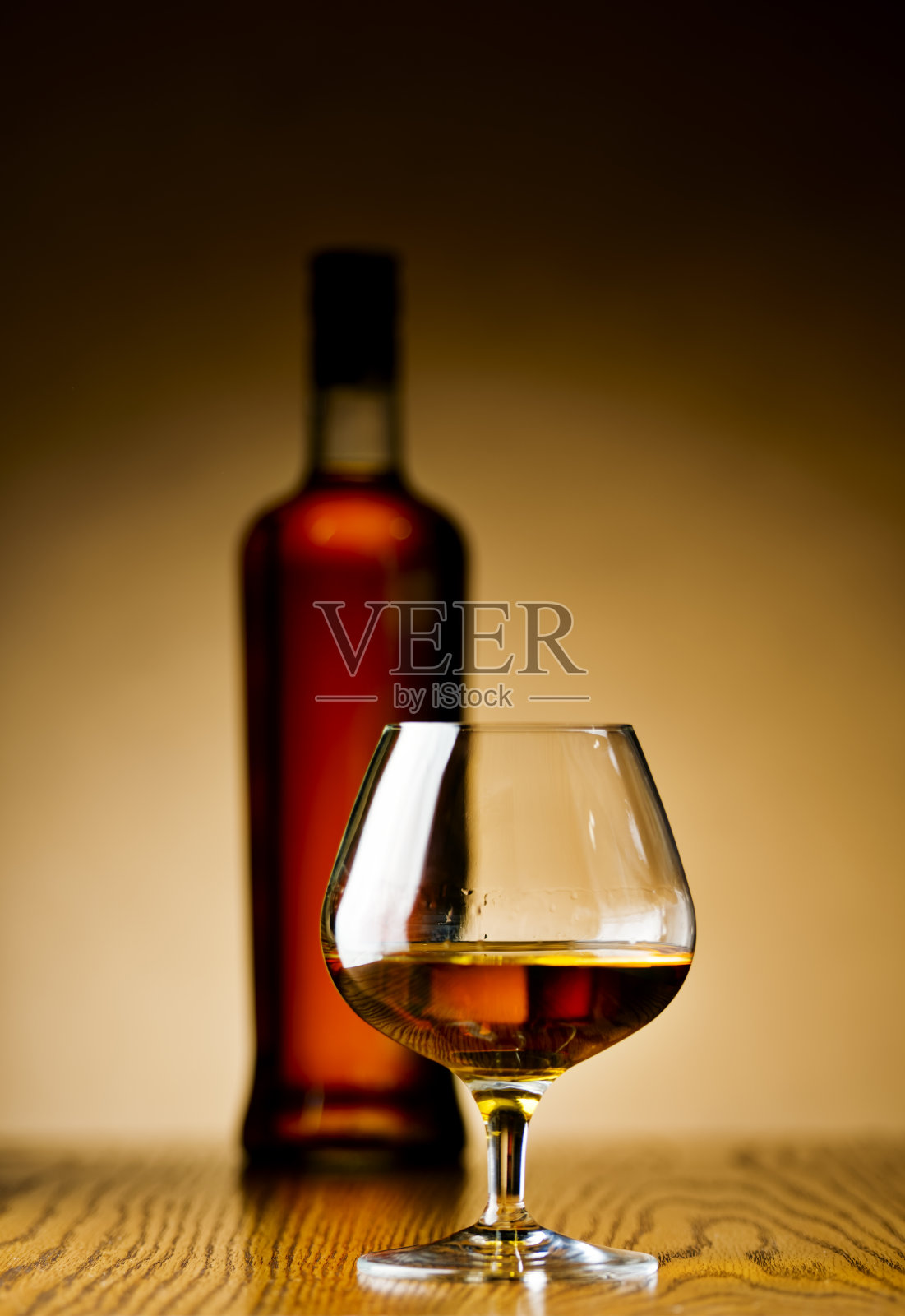 干邑白兰地在一个水晶白兰地的鼻子和酒瓶背景照片摄影图片