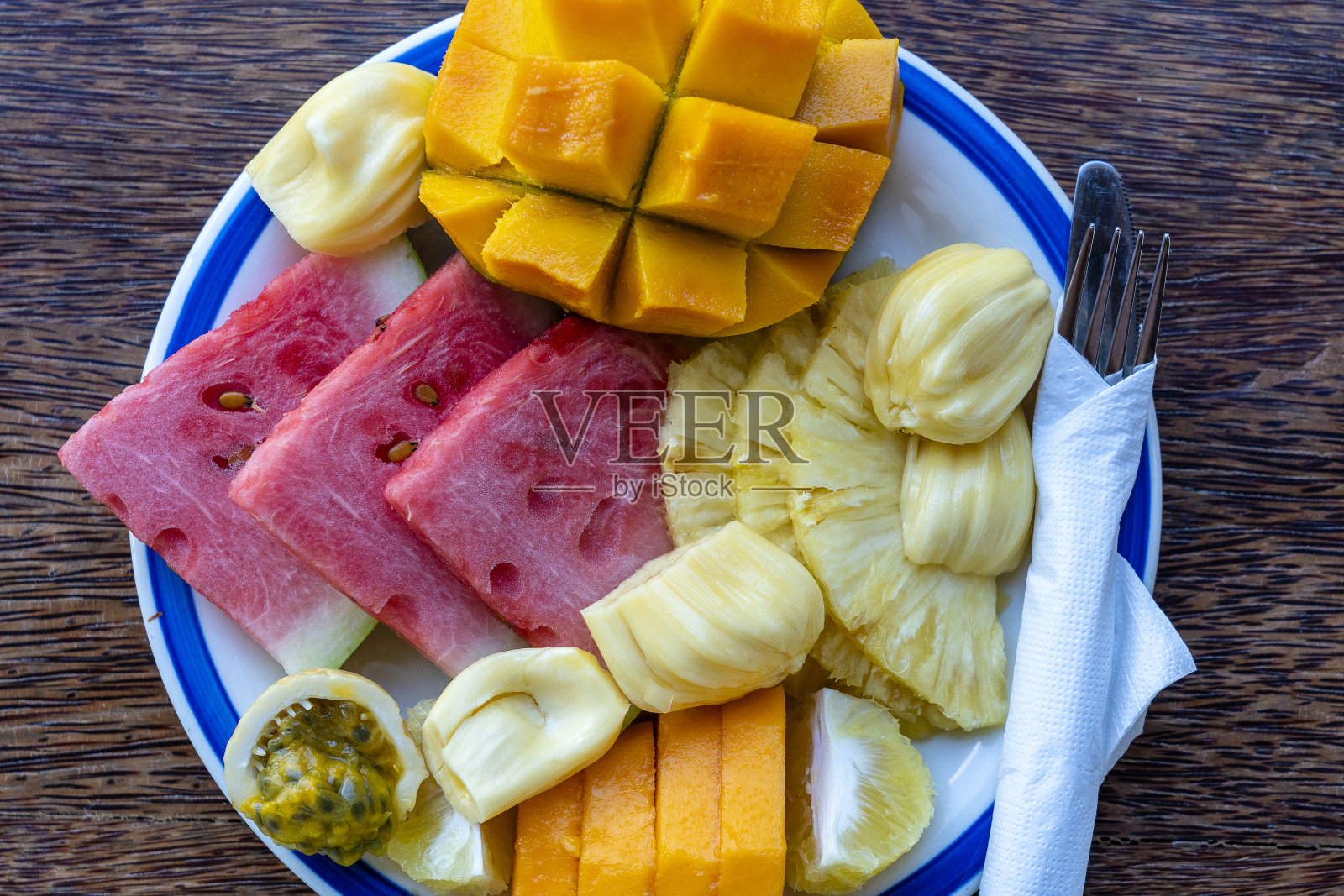 早餐盘上的热带水果，近景，俯视图照片摄影图片