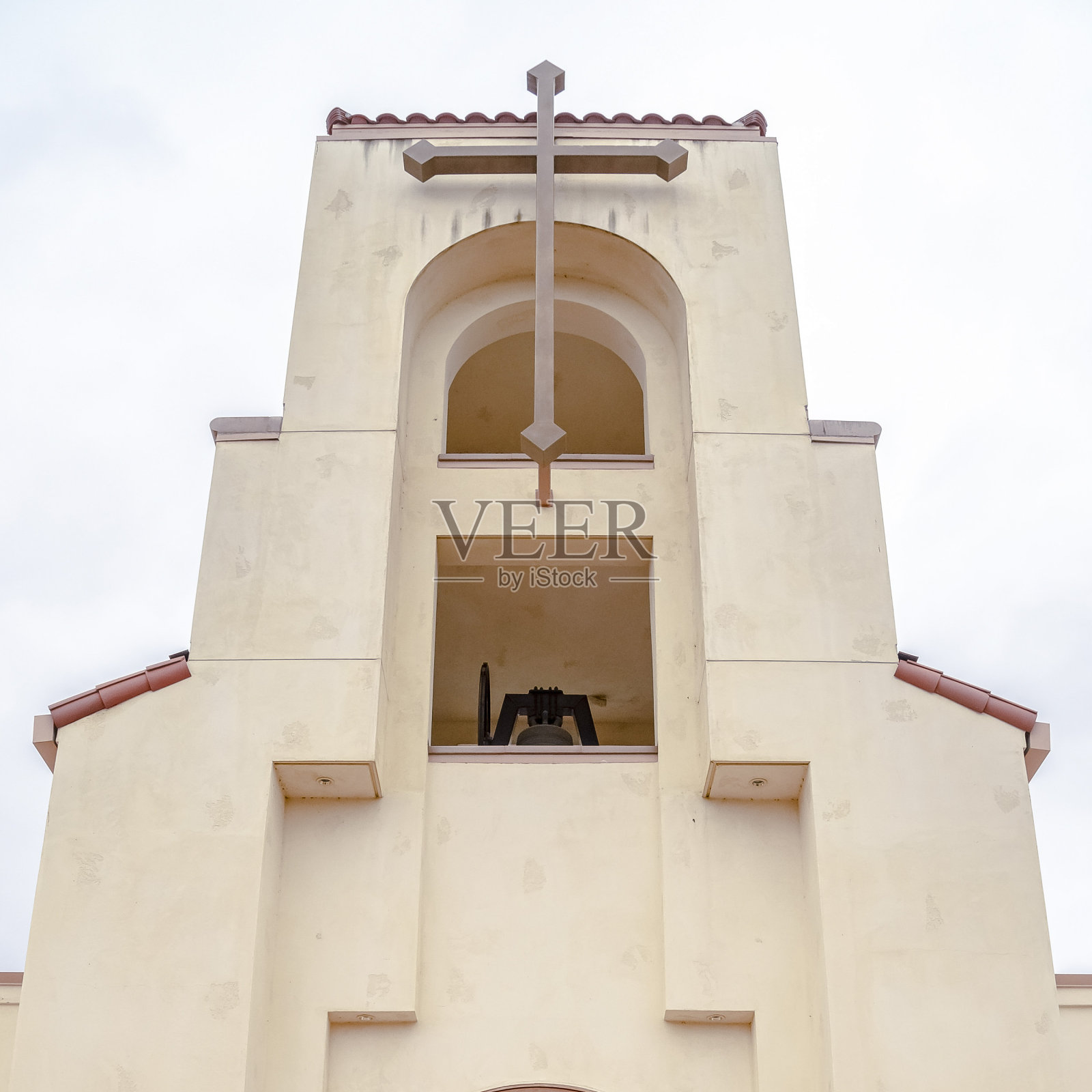 一个白色的现代教堂的正面入口照片摄影图片