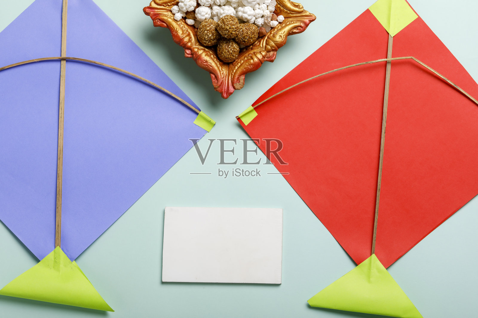 庆祝印度节日马卡尔桑克拉提彩色风筝，芝麻球，tilgul和背景脉轮照片摄影图片