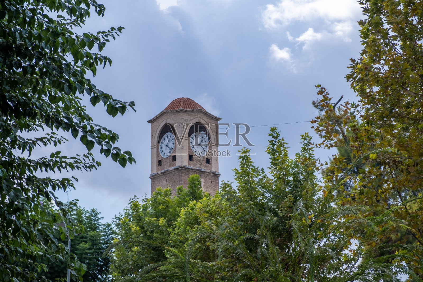 土耳其阿达纳的蓝色天空和云彩下的旧钟楼，名为“Büyüksaat”的历史悠久的旧钟楼照片摄影图片