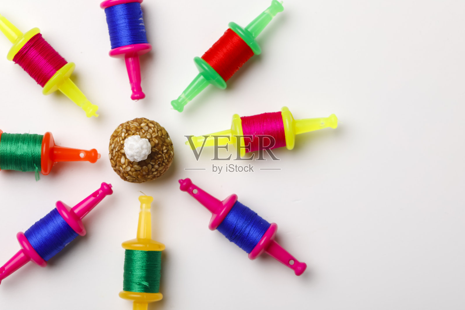 印度节日马卡尔桑克拉提的概念，风筝线与芝麻种子球或til ke laddo照片摄影图片