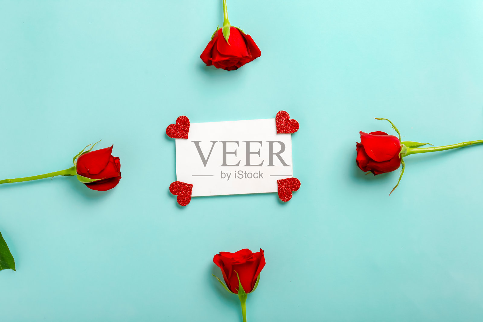 小心形和红玫瑰与复制空间框架。情人节的概念照片摄影图片