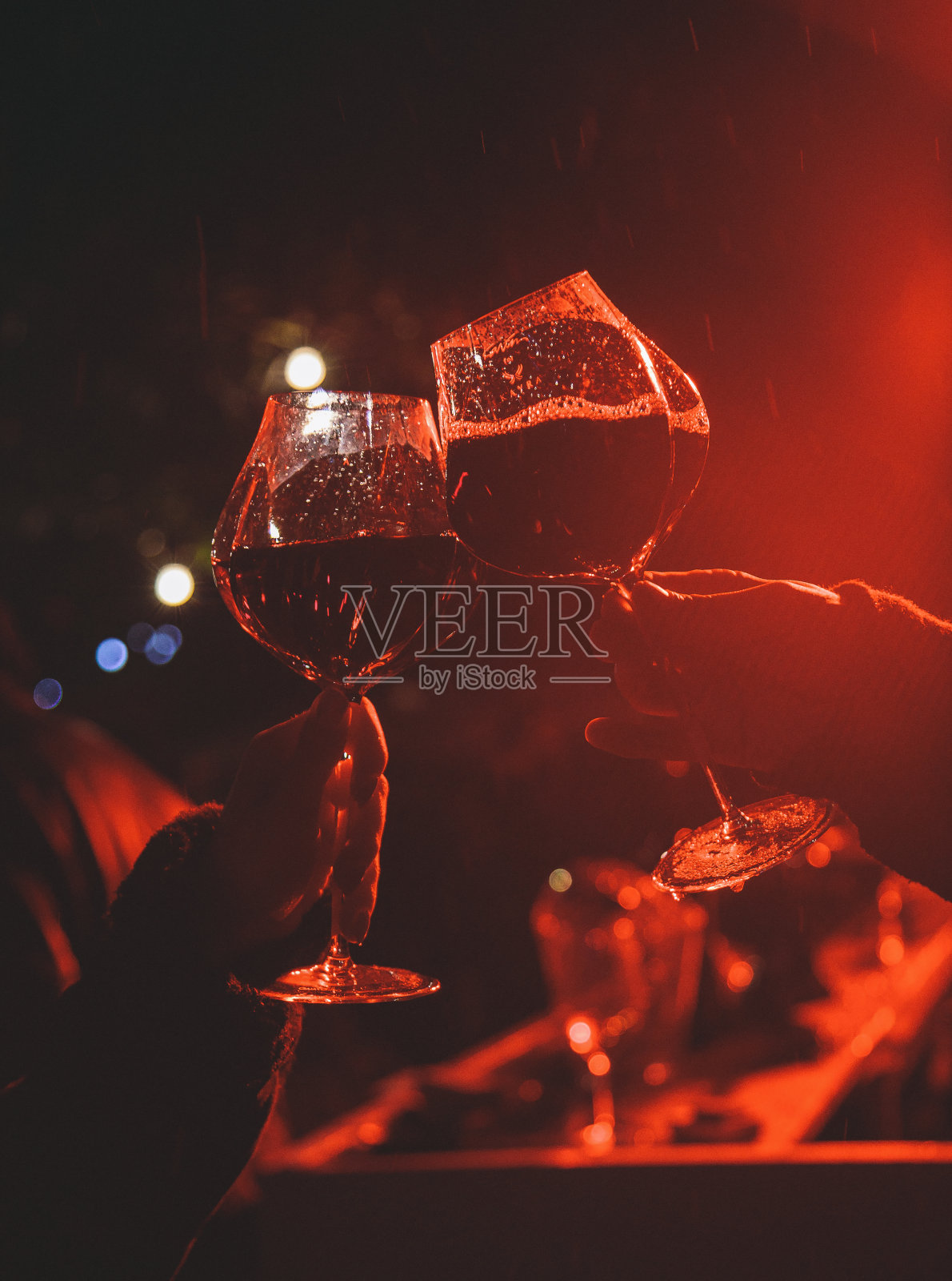 一对敬酒酒杯照片摄影图片