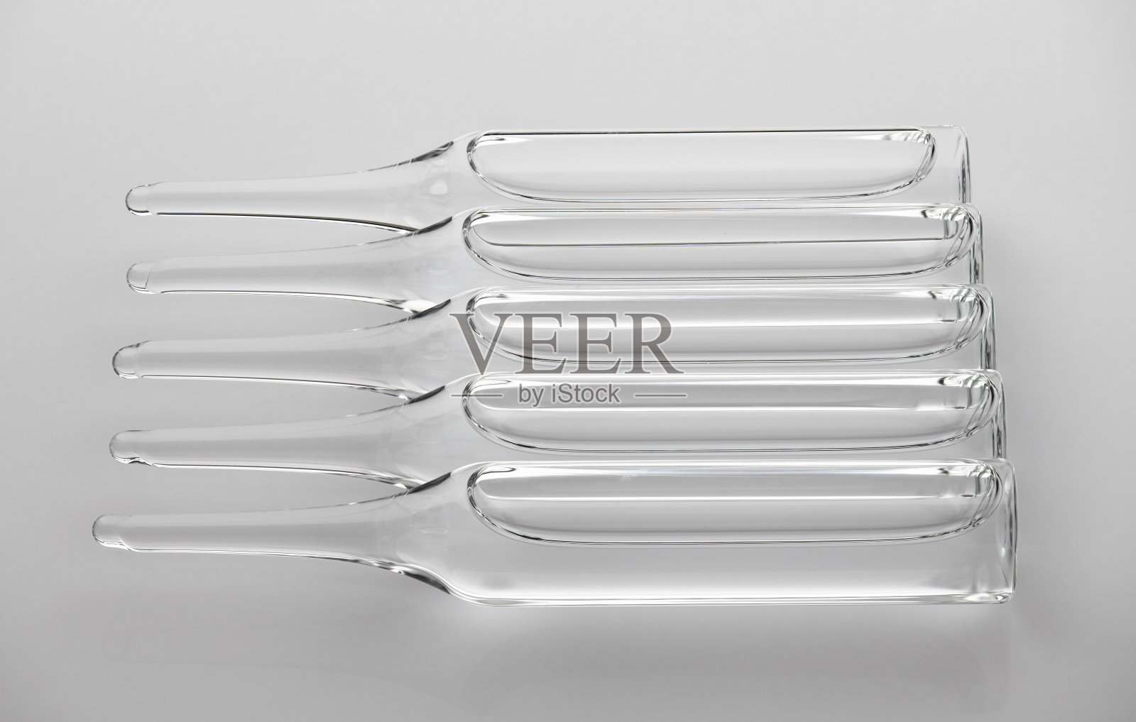 安瓶。透明胶囊与液体在白色背景。医疗保健药物。制药行业。药店照片摄影图片