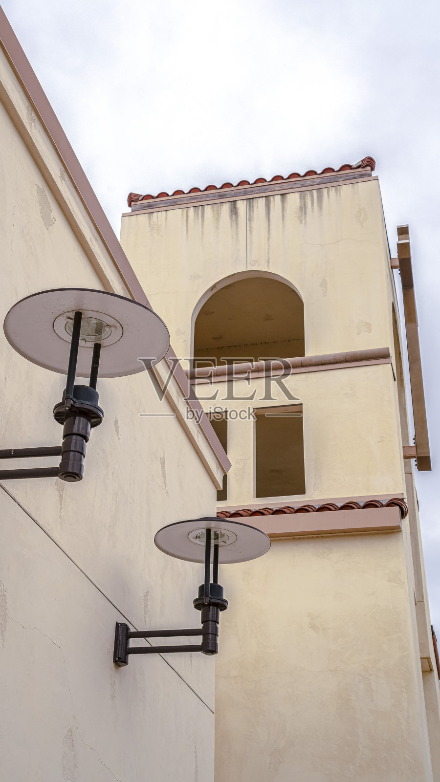 教堂墙上挂着两盏电灯照片摄影图片