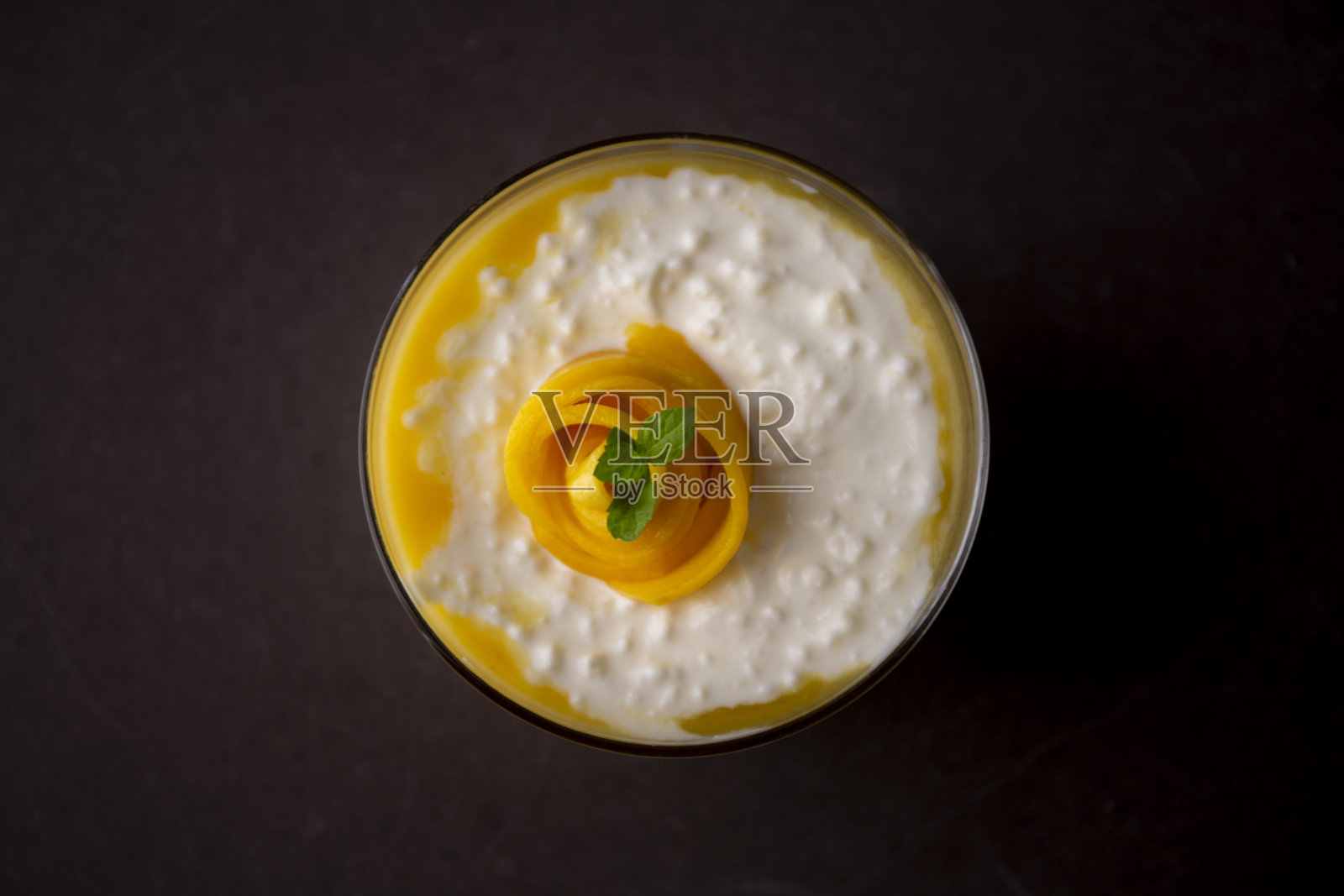 甜木薯布丁和新鲜芒果照片摄影图片