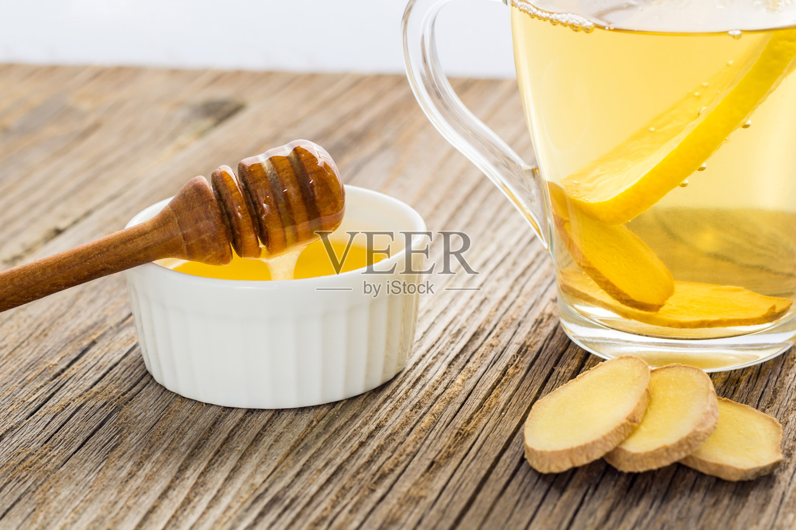 姜茶，柠檬和蜂蜜在木背景。热健康冬饮照片摄影图片