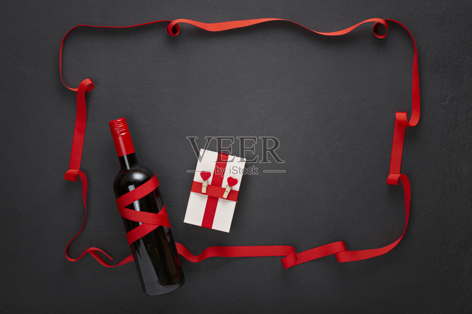 心形，氦气球，订婚戒指盒，餐桌摆设，浪漫晚餐，装饰品照片摄影图片