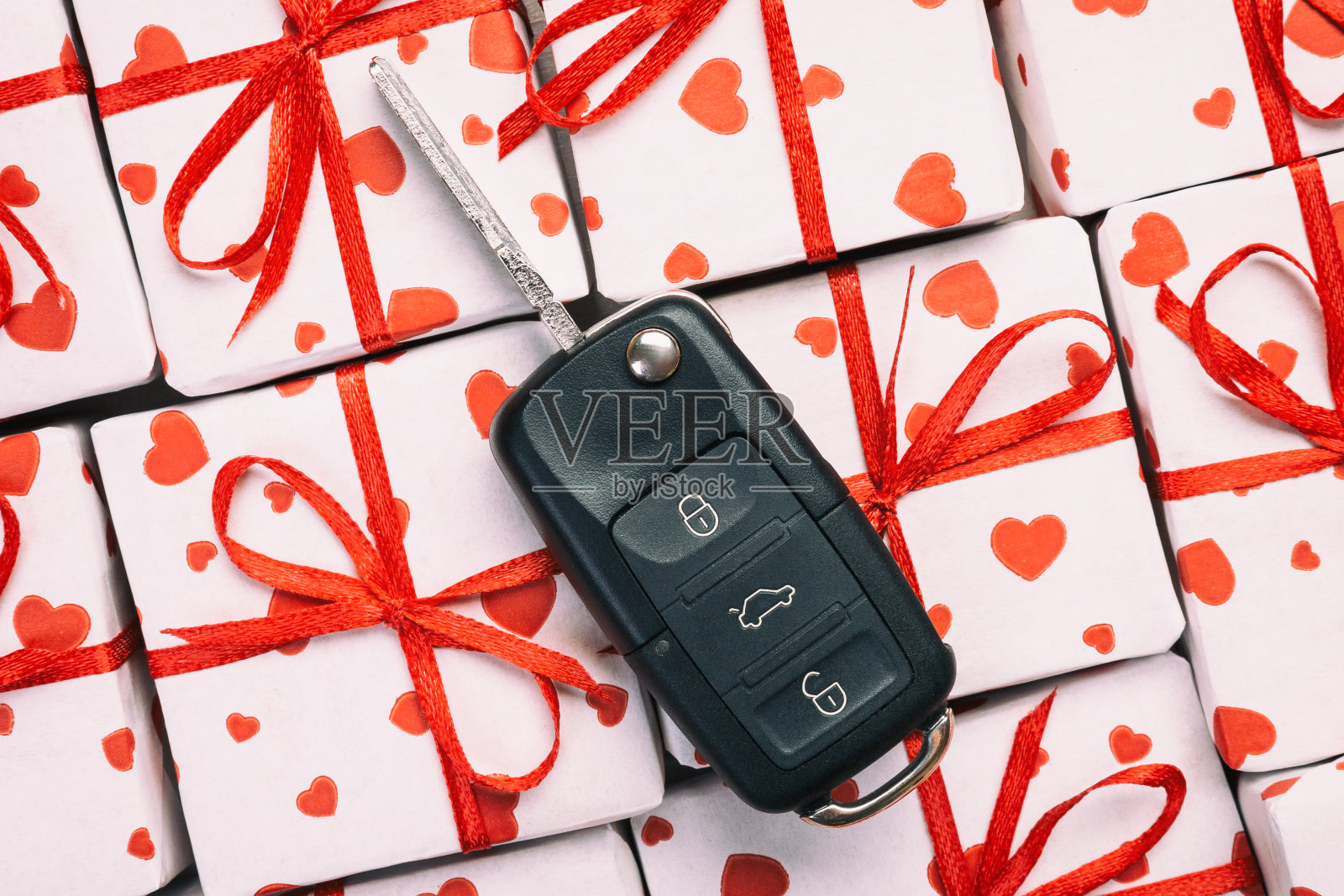 情人节礼物红色爱心纸质礼品盒汽车钥匙白色木桌背景照片摄影图片
