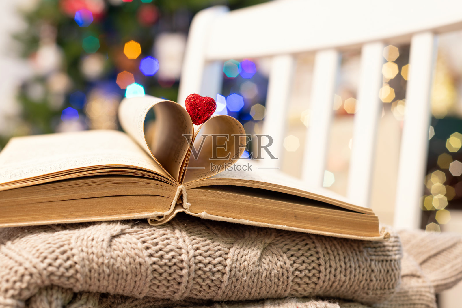 情人节的背景。情人节心形的书。情人节红心旧书照片摄影图片