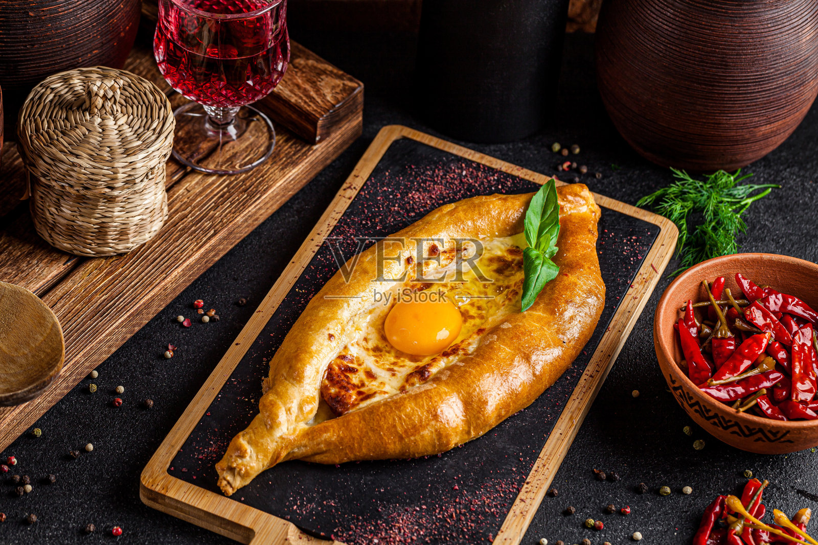 格鲁吉亚菜。哈切布里配蛋黄和苏鲁古尼奶酪。奶酪蛋糕。在格鲁吉亚餐厅里上菜。背景图像，拷贝空间照片摄影图片