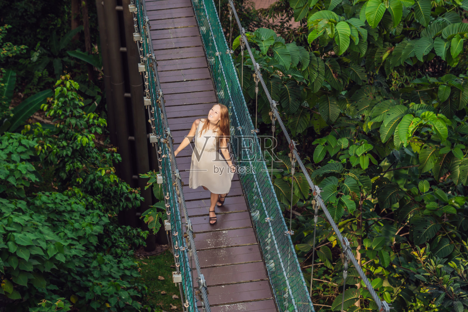 在马来西亚吉隆坡吊桥上的年轻女人照片摄影图片