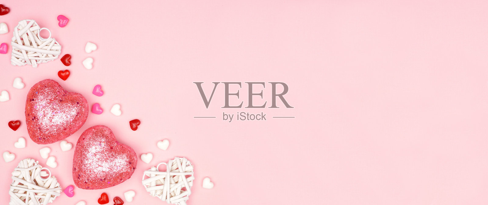 情人节横幅与角边界的粉红色和白色的心装饰与粉红色的背景与复制空间照片摄影图片