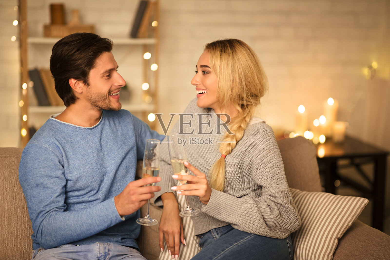 情人节快乐!快乐的情侣喝香槟照片摄影图片