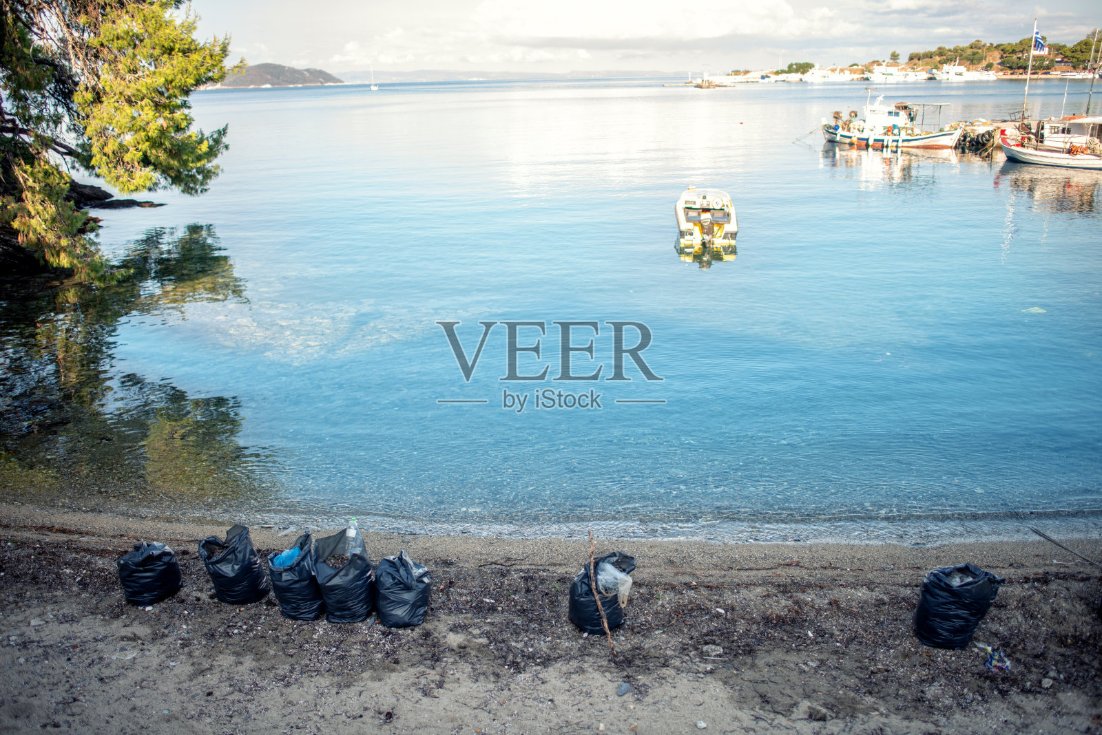 海滩上的垃圾照片摄影图片