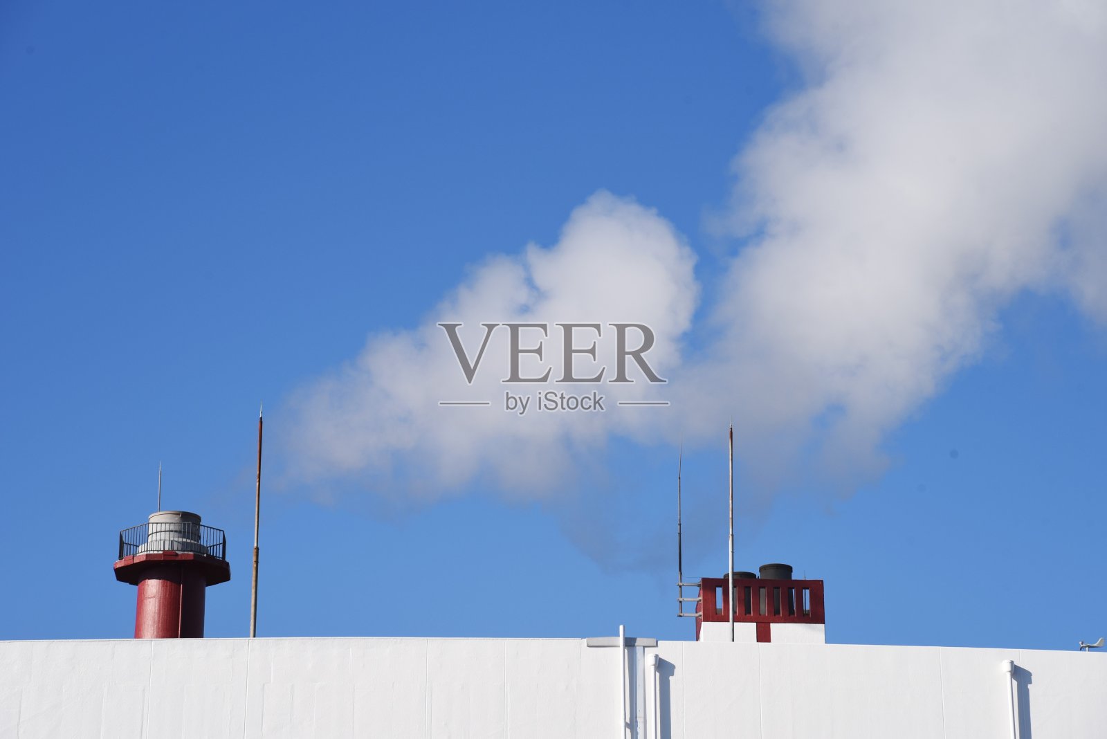 从烟囱里升起的烟羽照片摄影图片