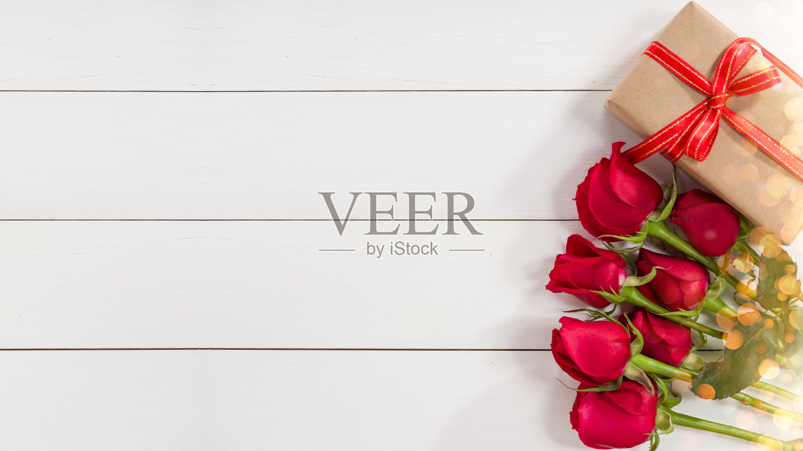 礼品包和玫瑰束照片摄影图片