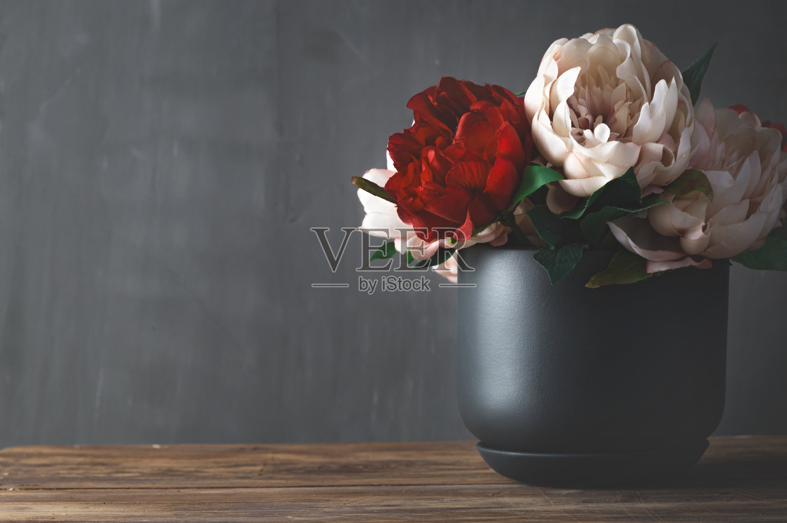 花盆里的暗色花束静物。复制空间照片摄影图片