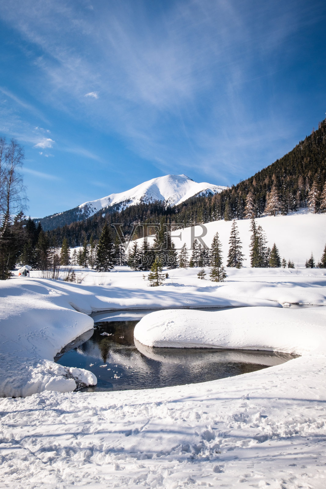 冬天，霍亨陶恩度假胜地的冰冻湖面上覆盖着积雪照片摄影图片
