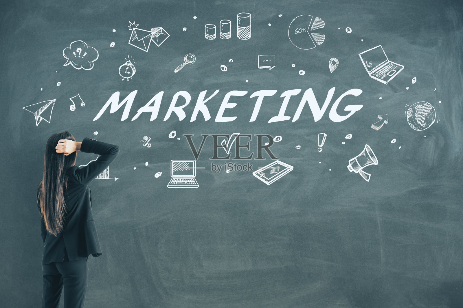 思考的商务女性看着营销草图照片摄影图片