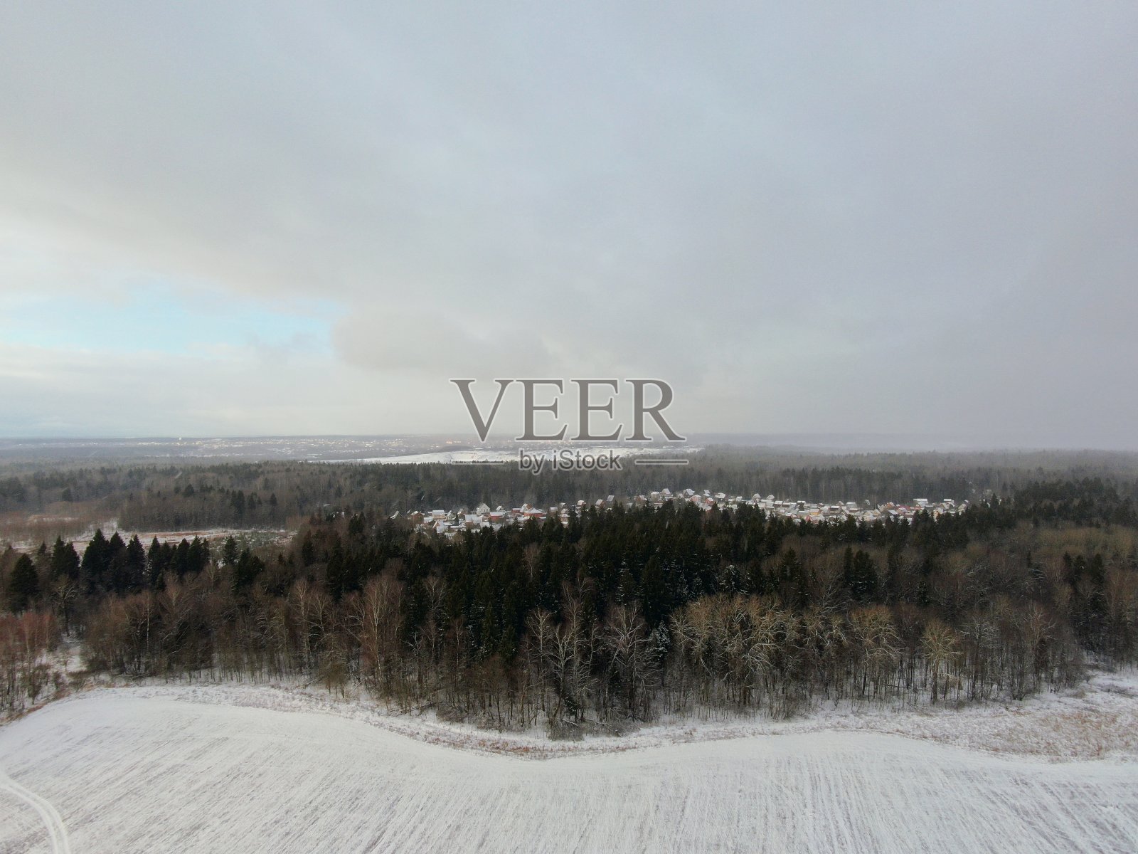 鸟瞰图，无人机拍摄美丽的冬季自然全景景观照片摄影图片