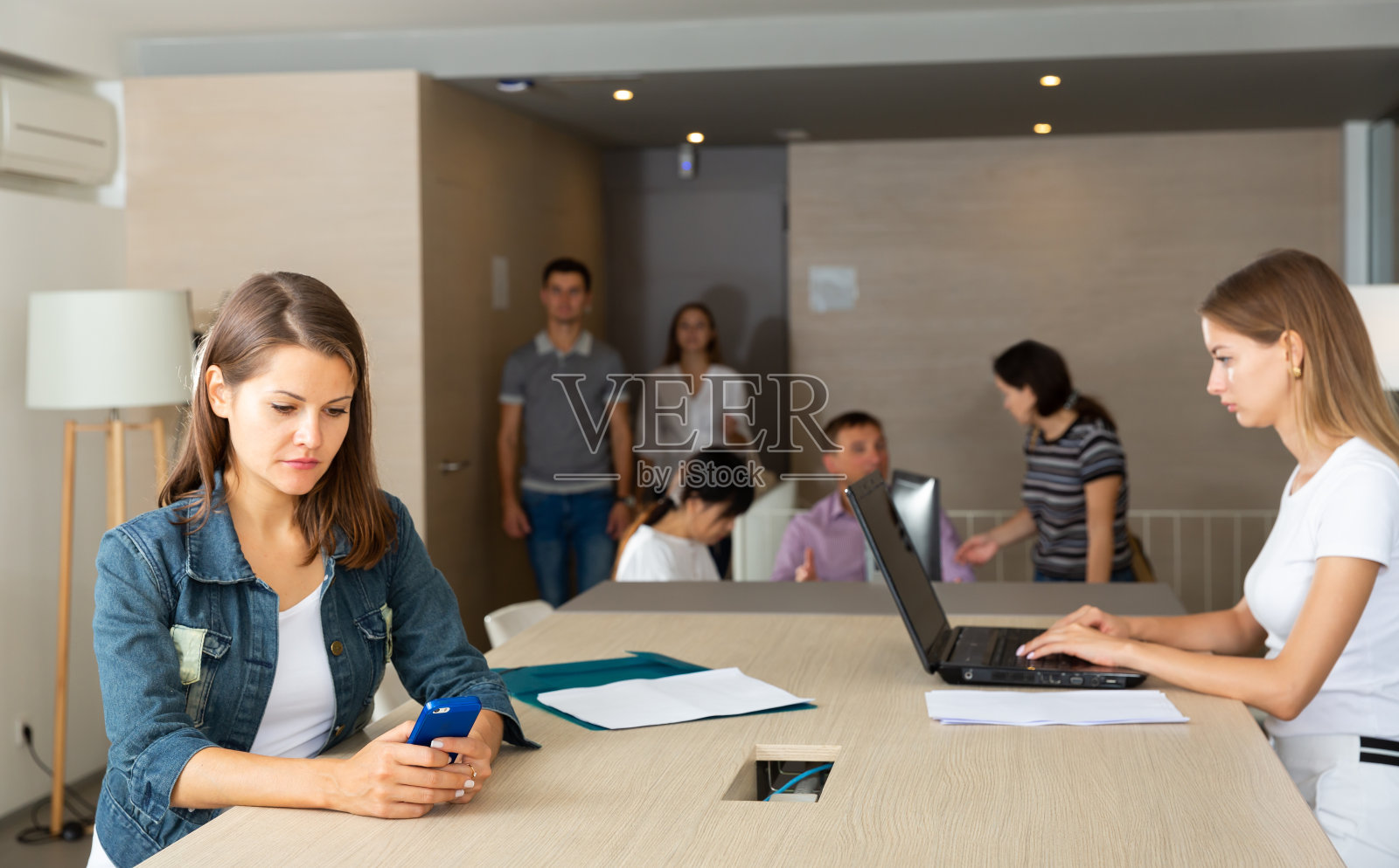 在非正式办公室使用小工具的妇女照片摄影图片