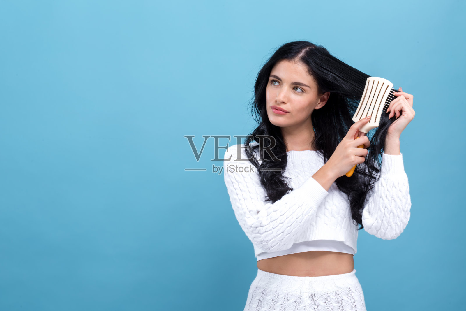 漂亮的年轻女子拿着发刷照片摄影图片