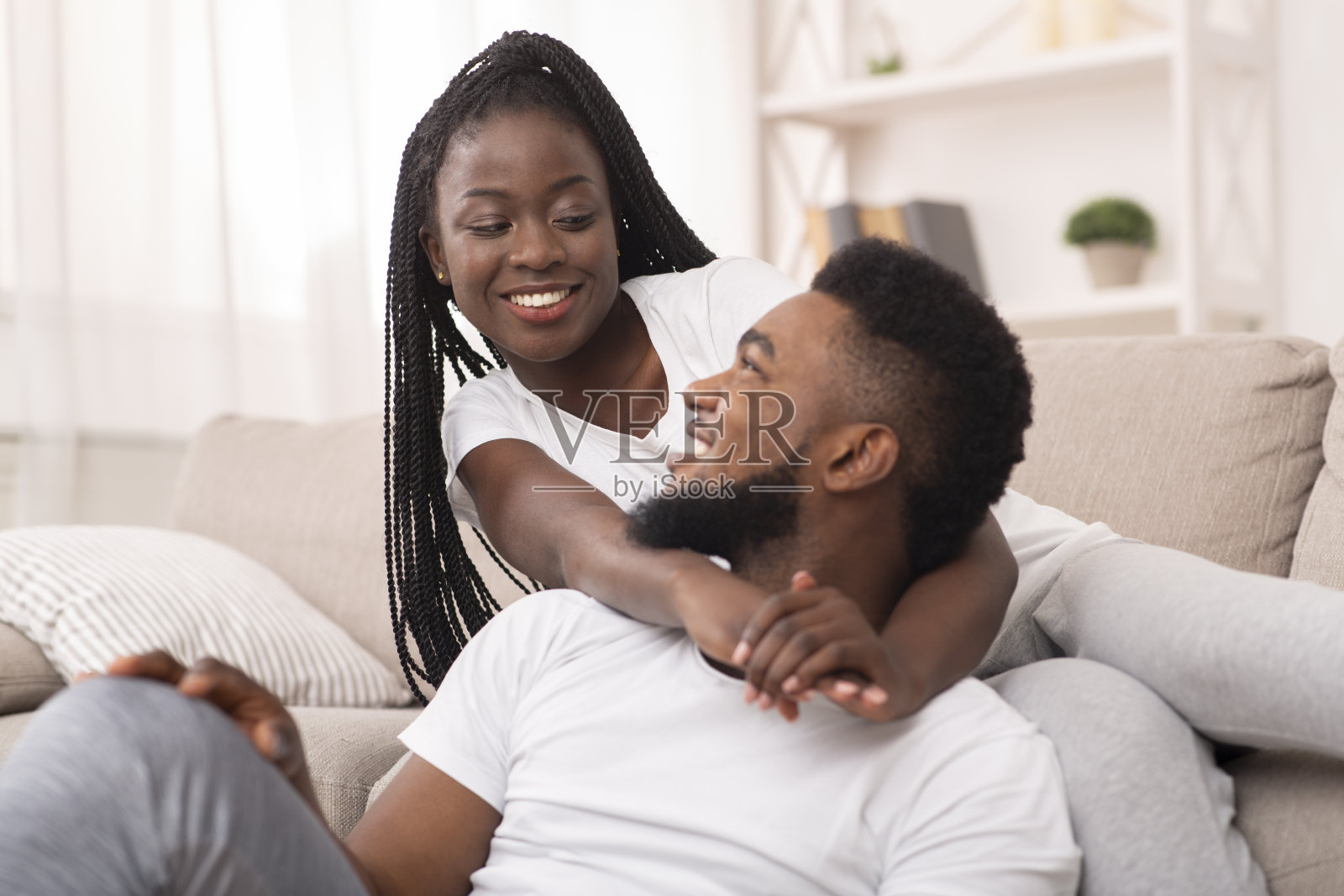幸福的黑人配偶在家休息，互相拥抱，共度时光照片摄影图片