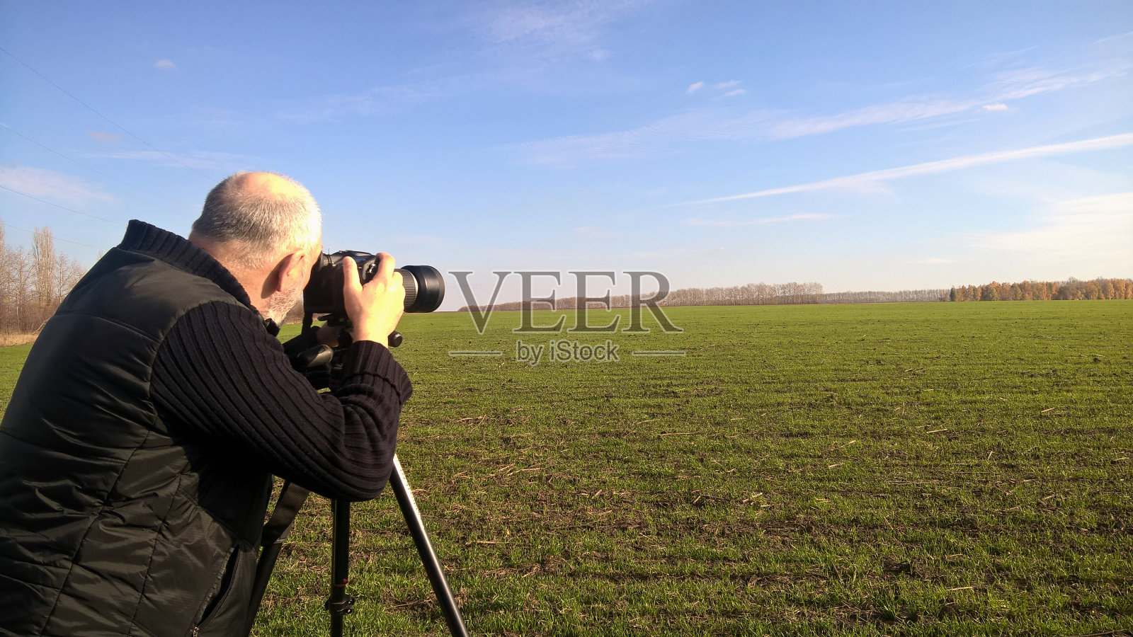 秋天的一位男摄影师。照片摄影图片